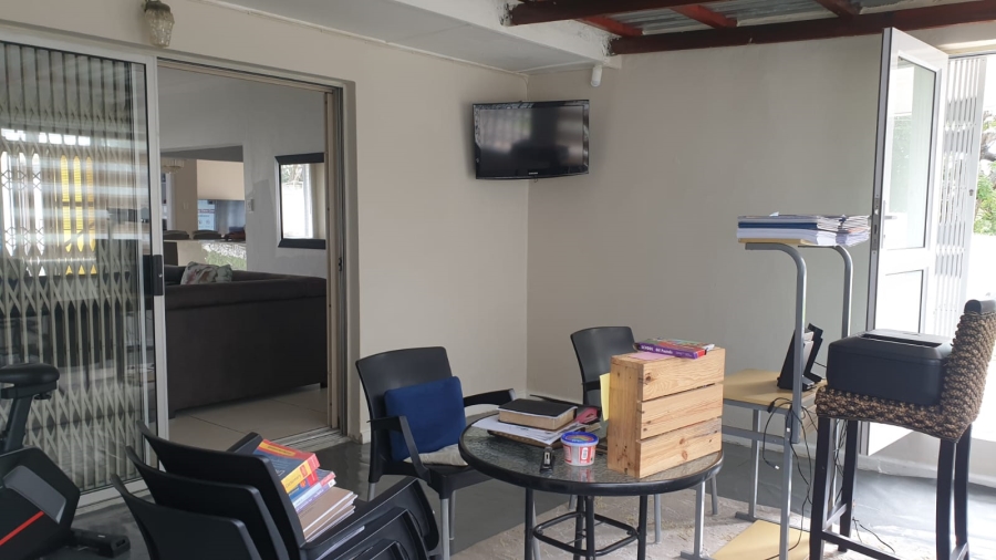 To Let 4 Bedroom Property for Rent in Beacon Bay Eastern Cape